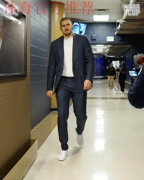西装暴徒!掘金官媒晒约基奇入场穿搭照:迎接约基奇时刻 西装暴徒!掘金官媒晒约基奇入场穿搭照:迎接约基奇时刻